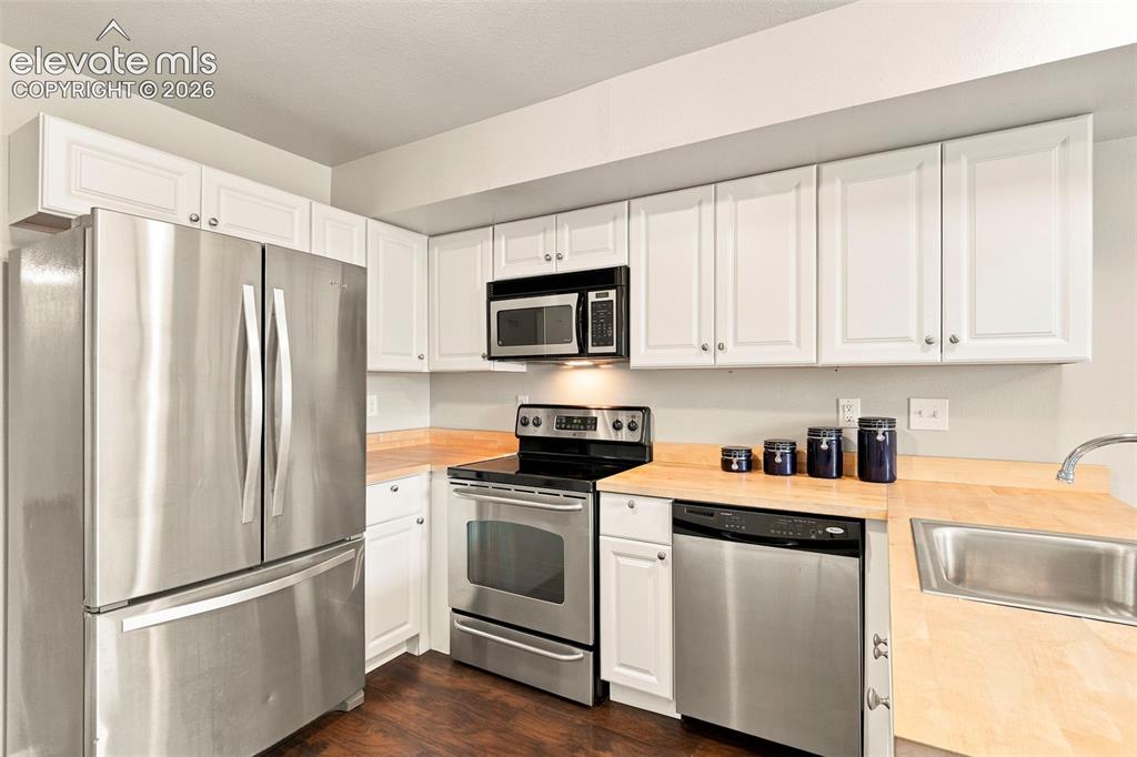 Image 9 of 27: Kitchen