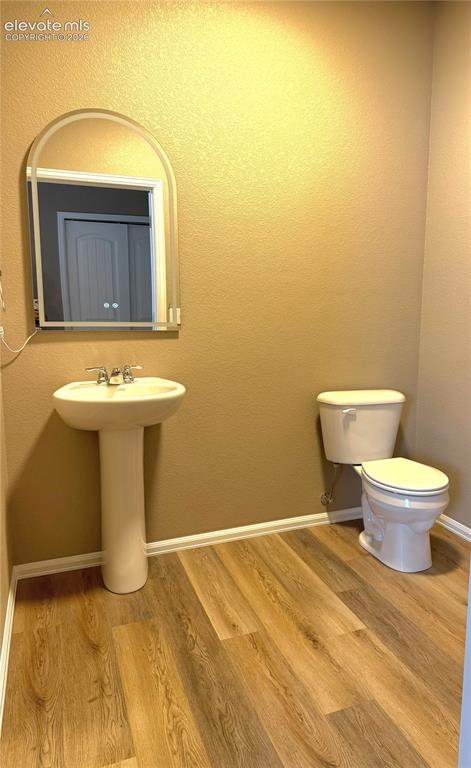 Image 12 of 26: 1/2 Bathroom