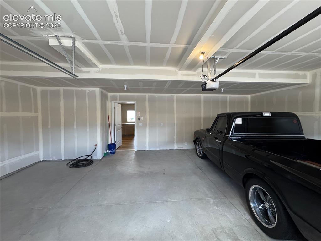 Image 24 of 26: Garage