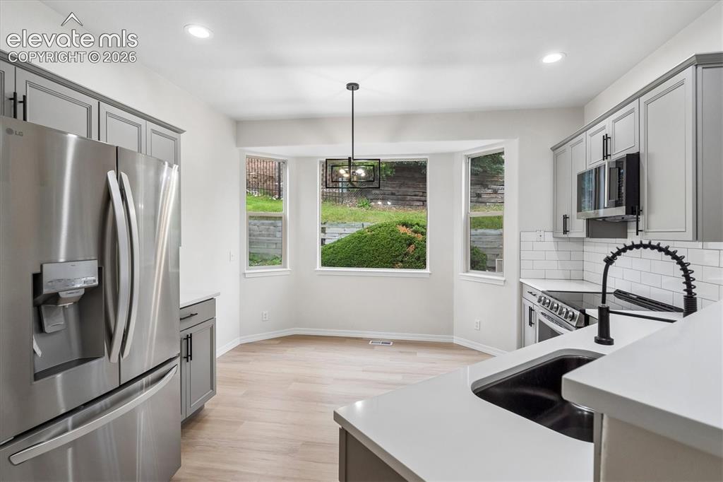 Image 11 of 26: Kitchen
