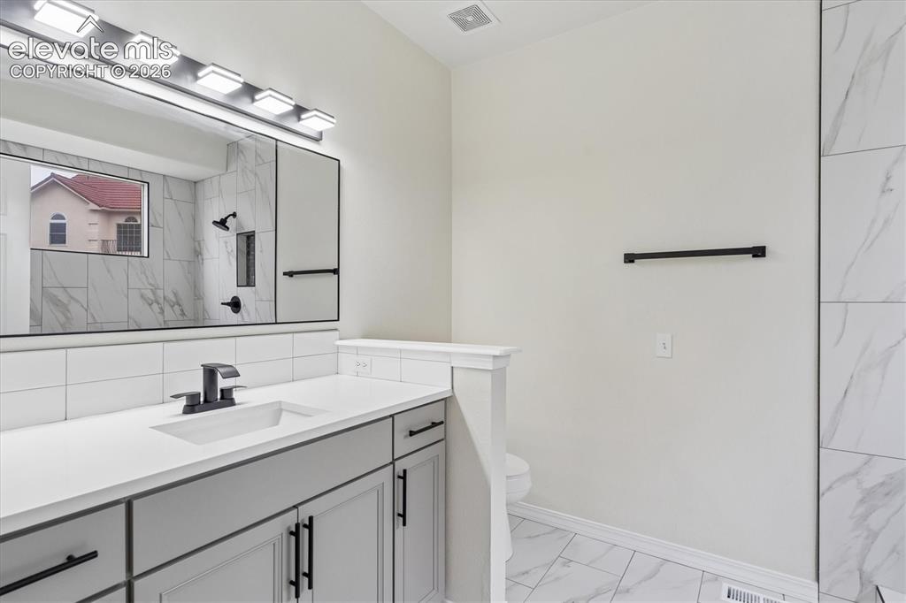 Image 18 of 26: Bathroom