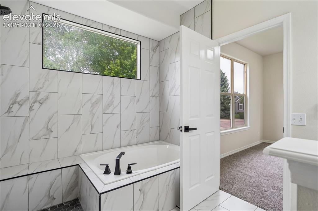 Image 19 of 26: Bathroom