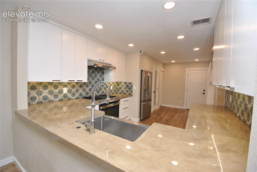 Image 14 of 38: Kitchen