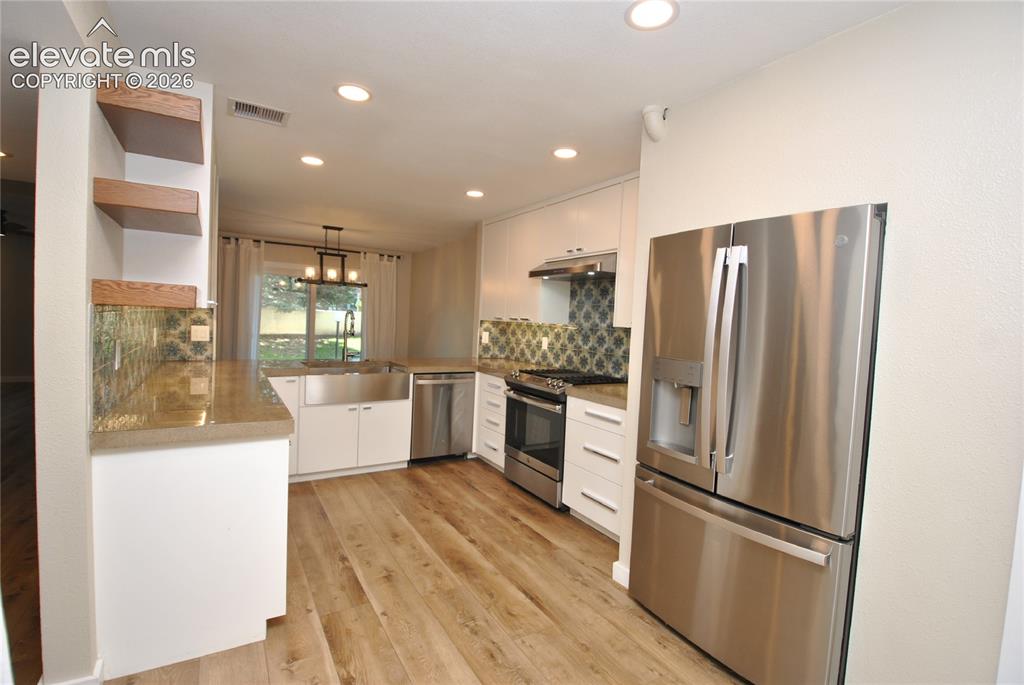 Image 15 of 38: Kitchen