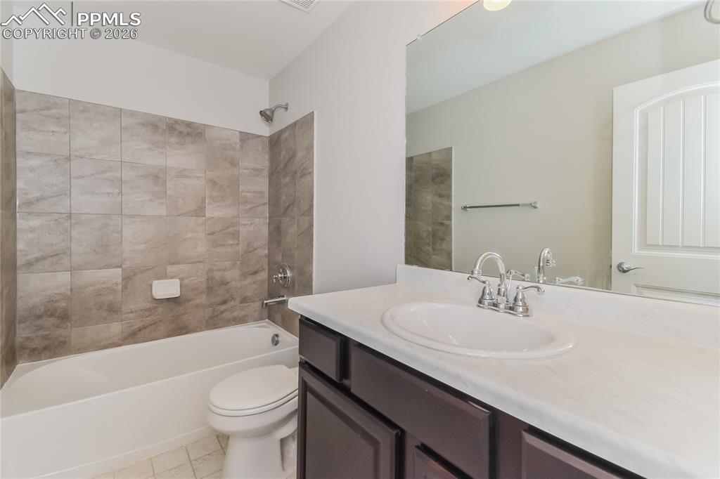 Image 14 of 16: Bathroom