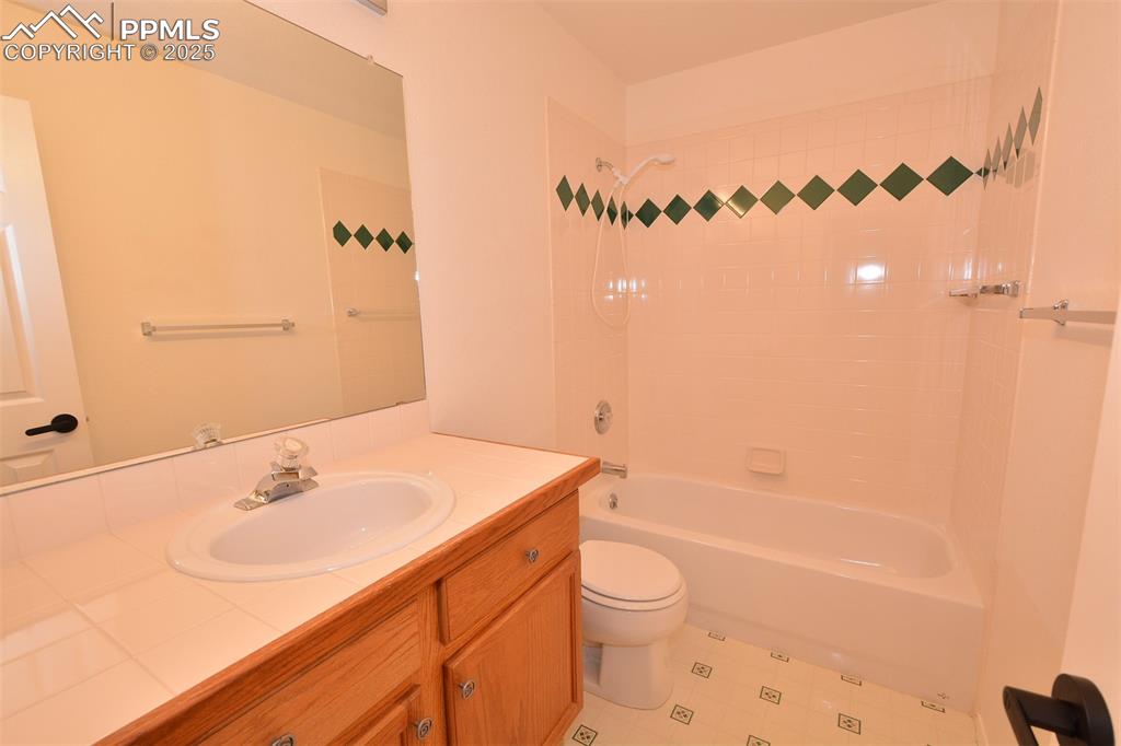 Image 34 of 43: Full bathroom on upper level