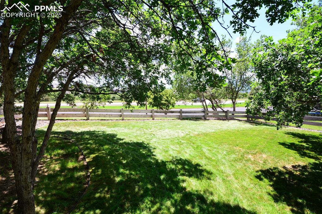 Image 42 of 43: Yard