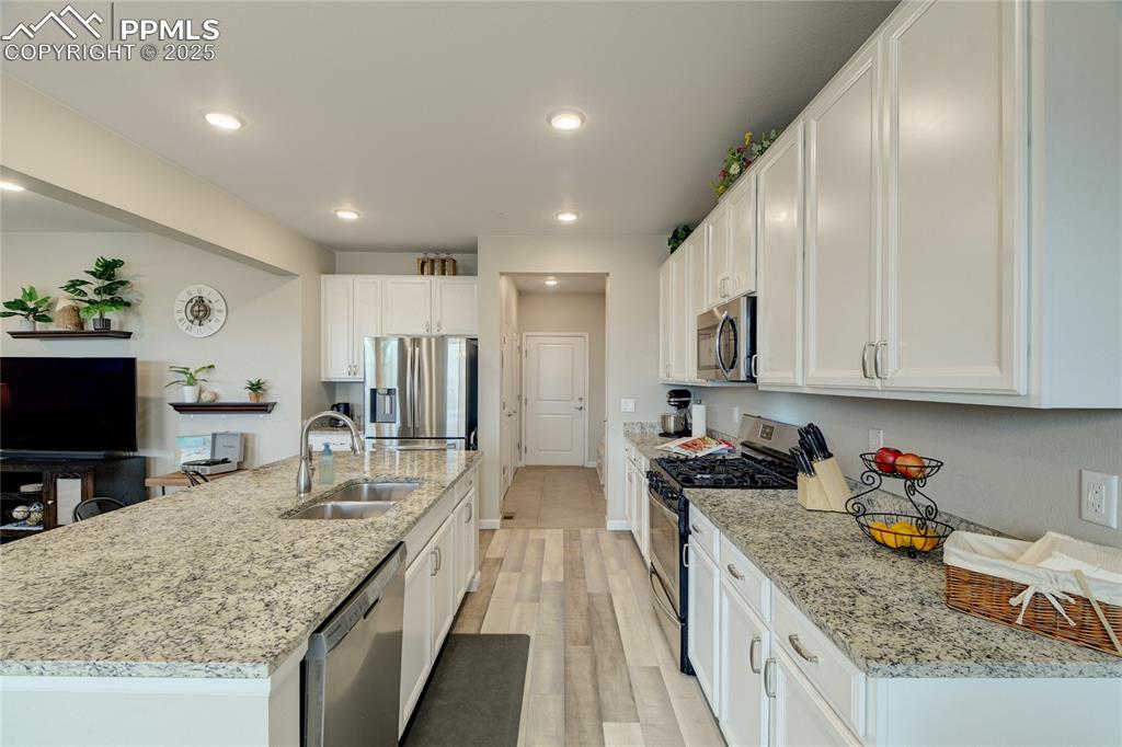 Image 10 of 50: Kitchen
