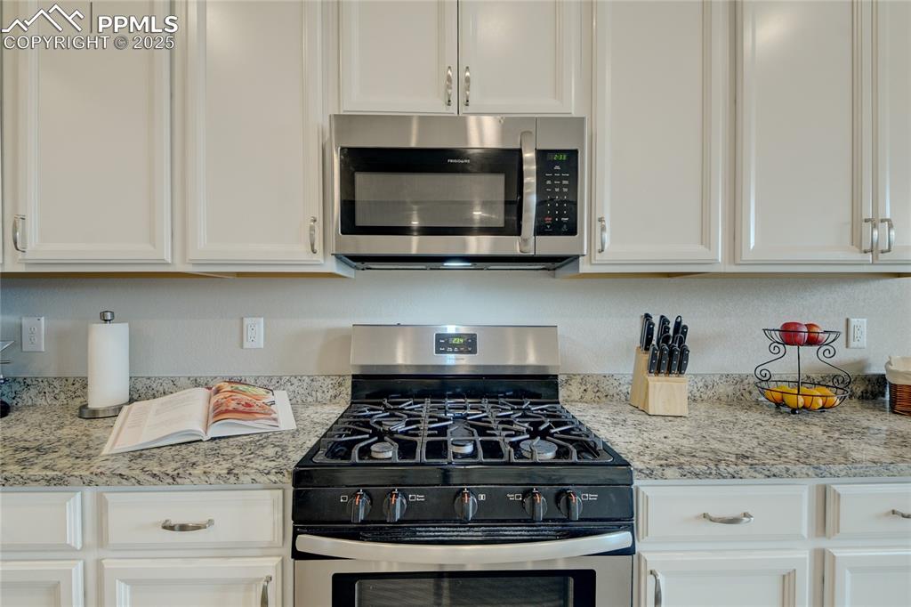 Image 11 of 50: Kitchen