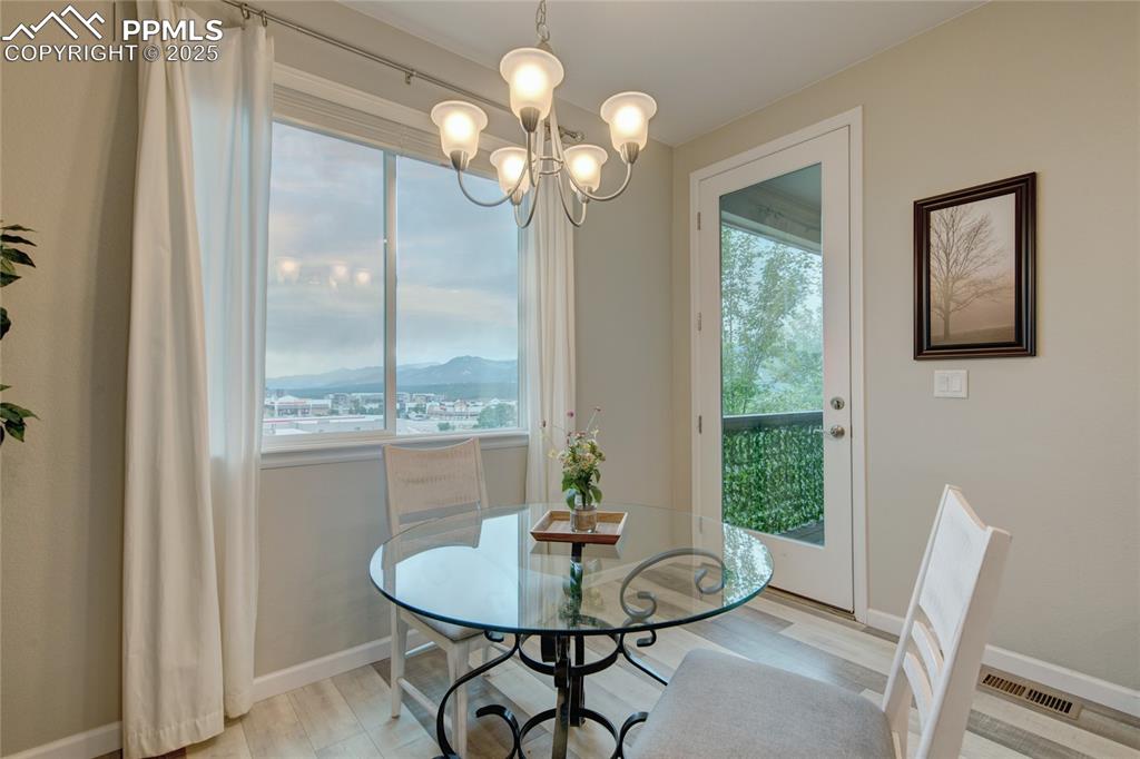 Image 14 of 50: Dining Area