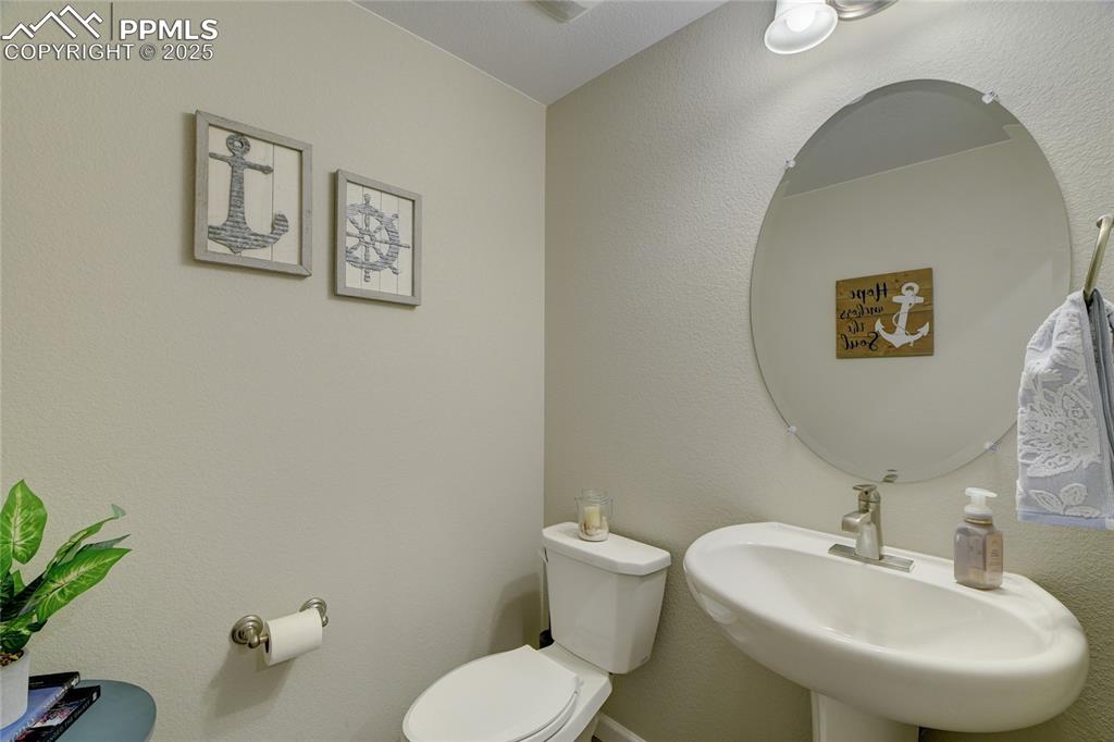 Image 18 of 50: Bathroom