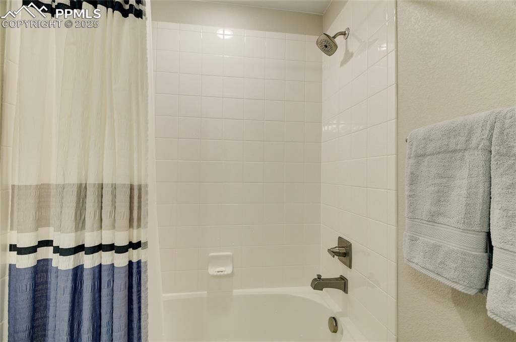 Image 36 of 50: Bathroom