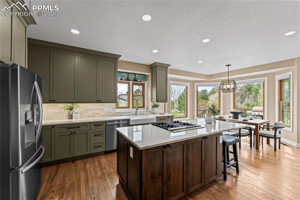 Image 16 of 50: Kitchen