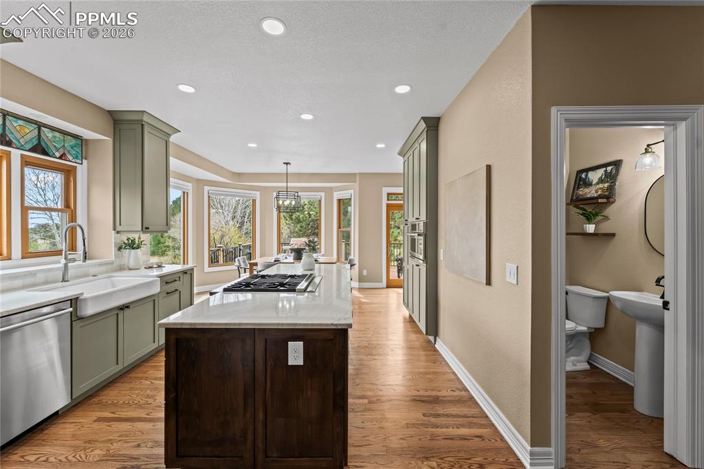 Image 17 of 50: Kitchen