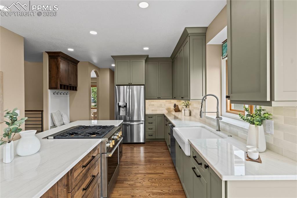 Image 18 of 50: Kitchen