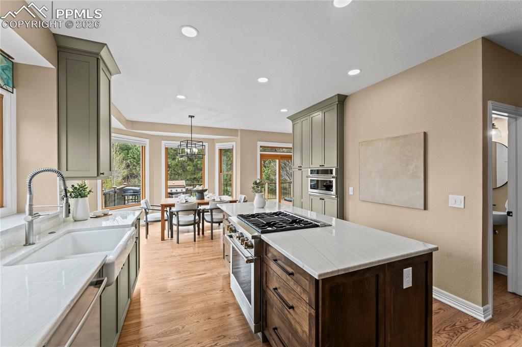 Image 19 of 50: Kitchen