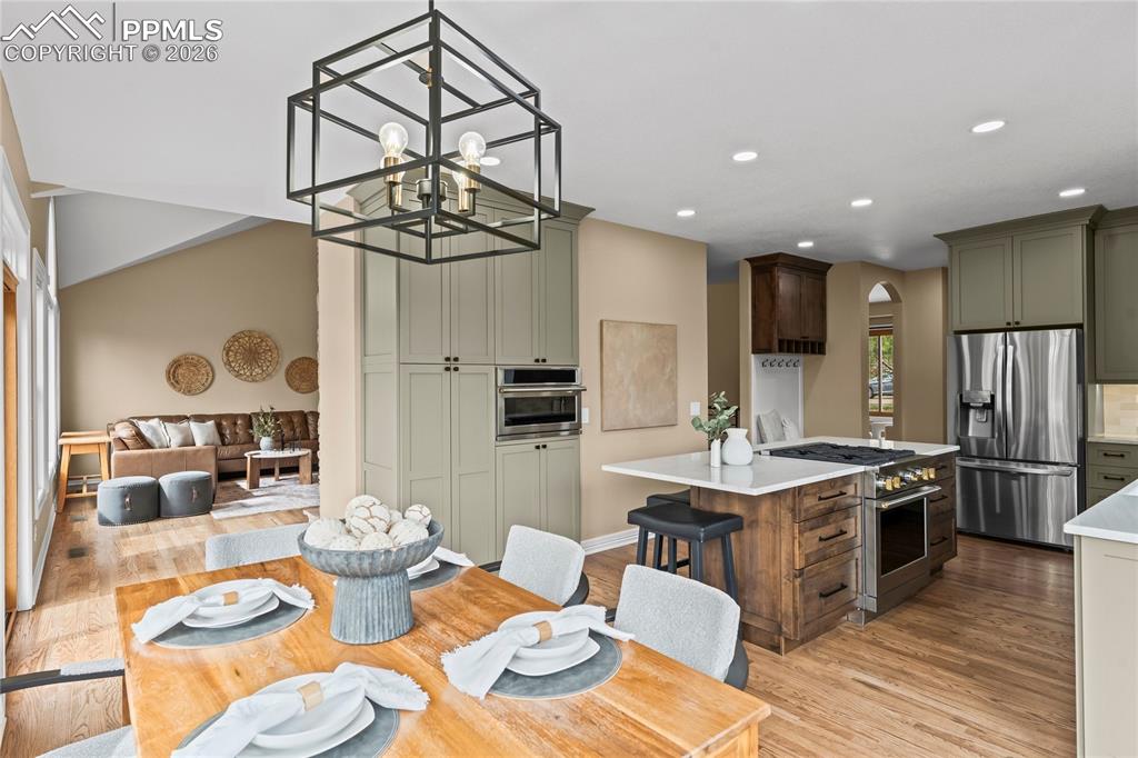 Image 21 of 50: Dining Area