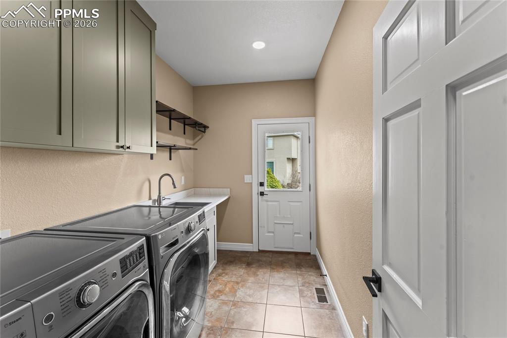 Image 22 of 50: Laundry