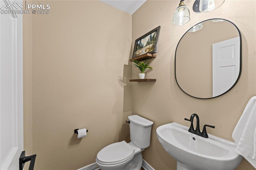 Image 23 of 50: Bathroom