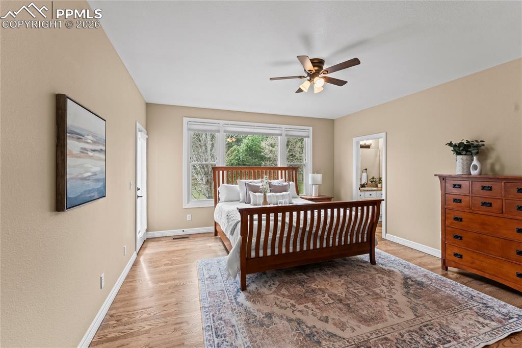 Image 24 of 50: Bedroom