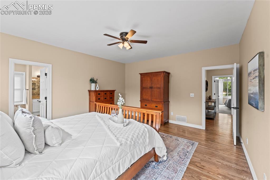 Image 25 of 50: Bedroom