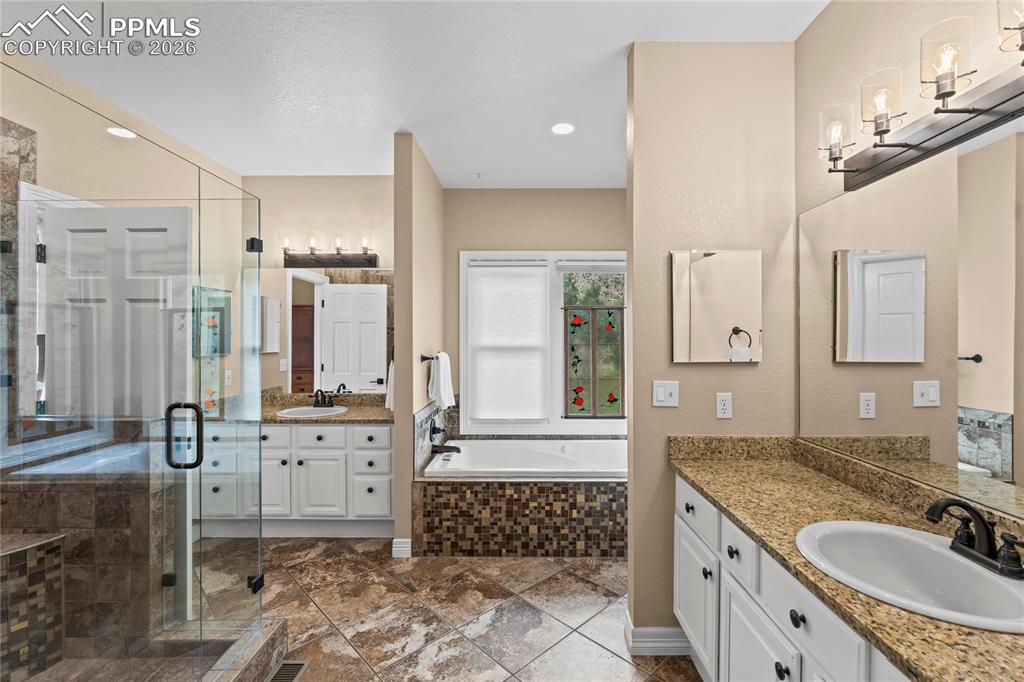 Image 26 of 50: Bathroom