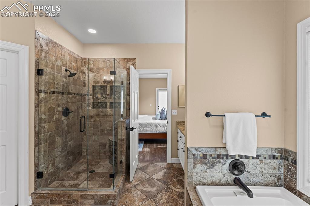 Image 27 of 50: Bathroom