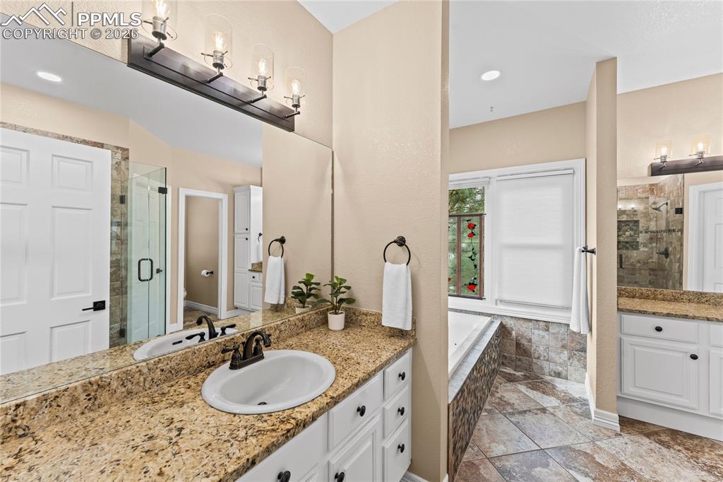 Image 28 of 50: Bathroom