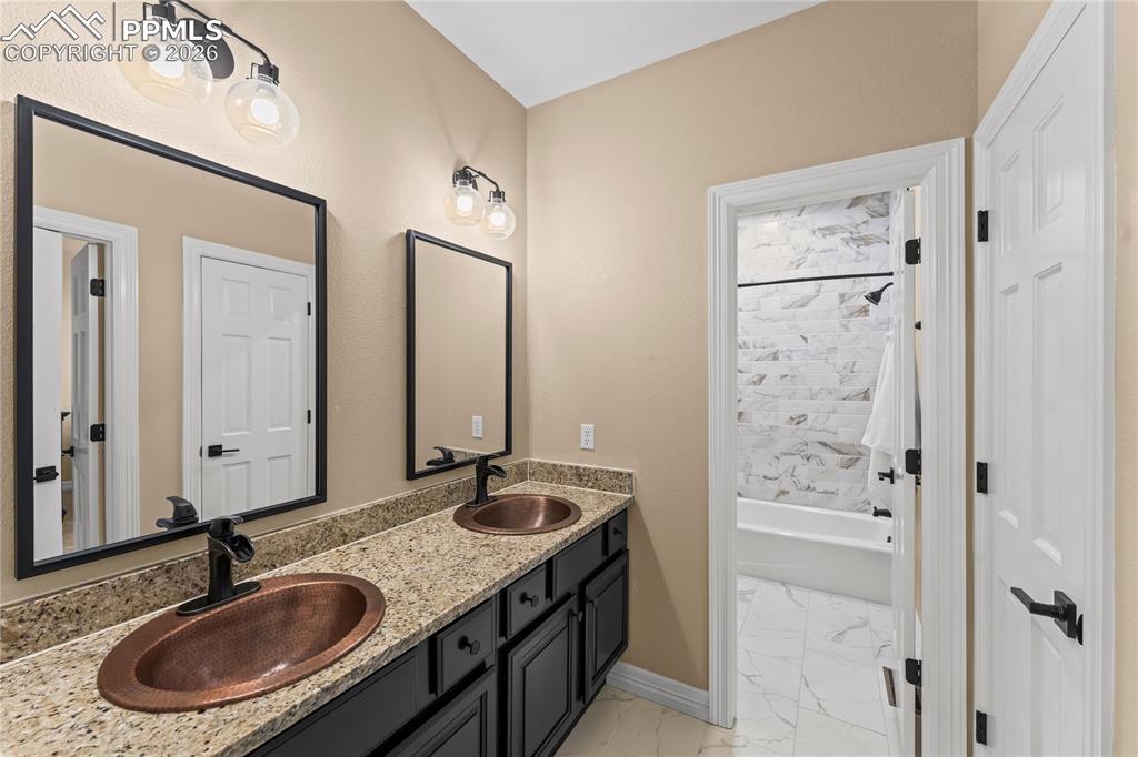 Image 33 of 50: Bathroom