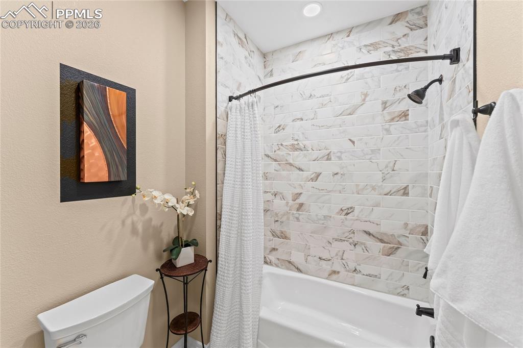 Image 34 of 50: Bathroom