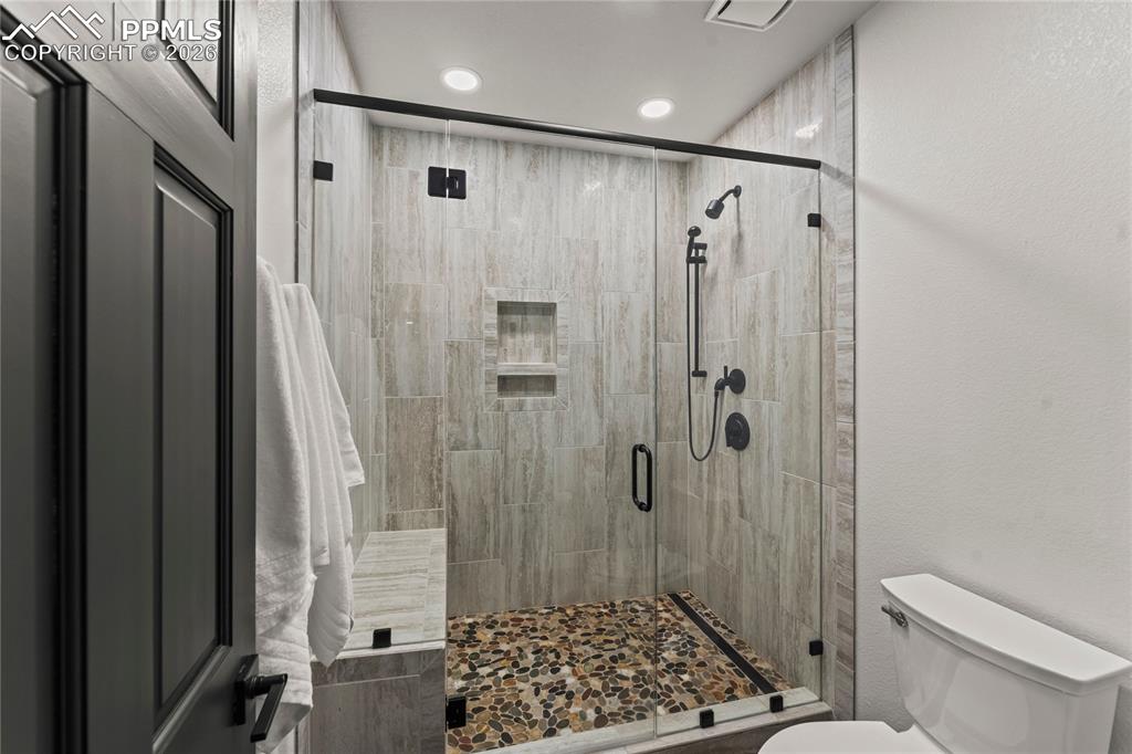 Image 42 of 50: Bathroom