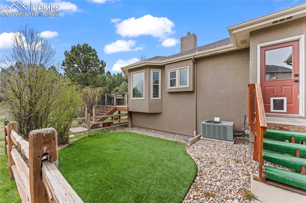 Image 48 of 50: Yard