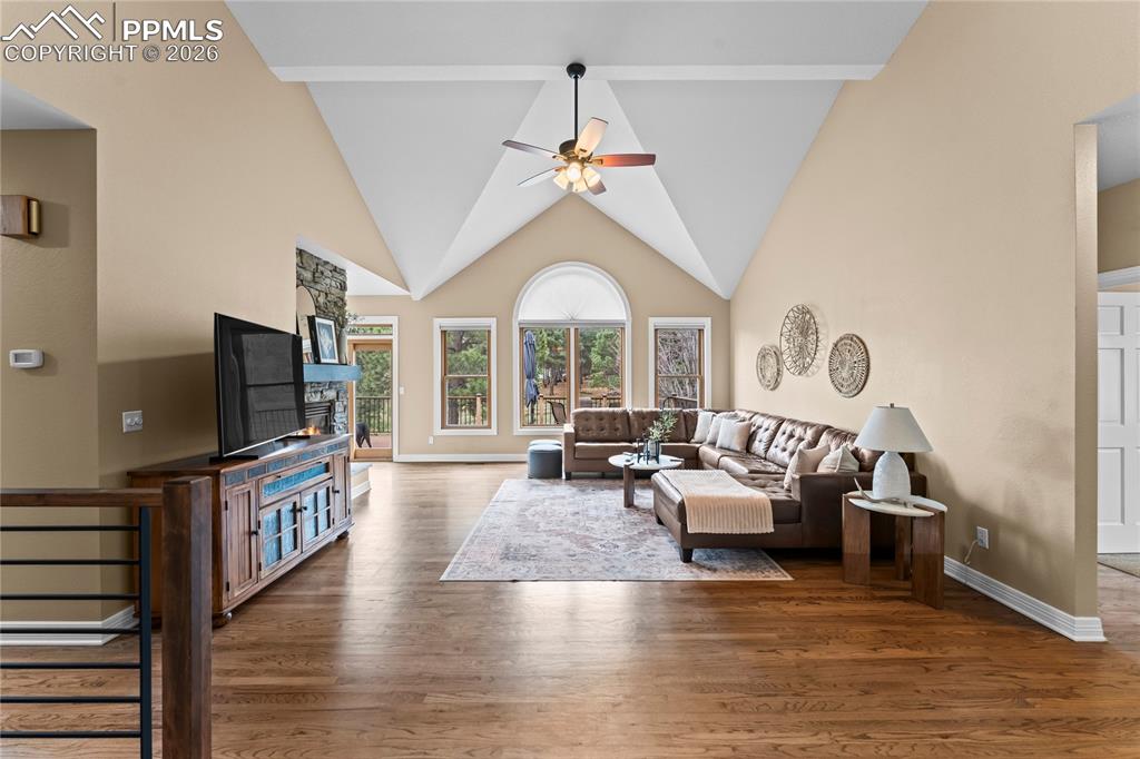 Image 8 of 50: Living Room