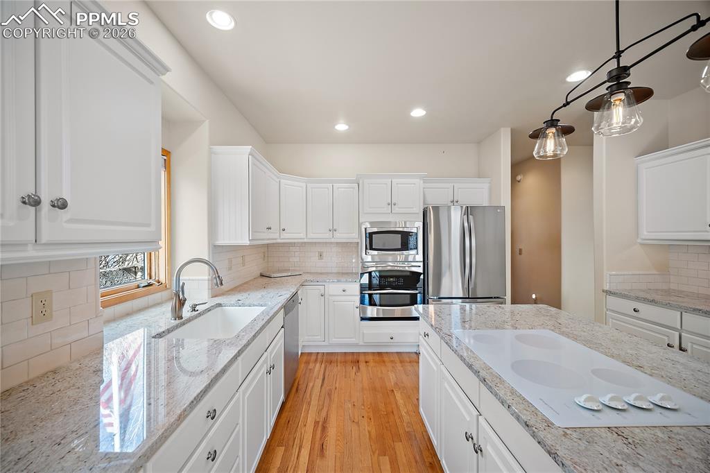 Image 21 of 44: Kitchen