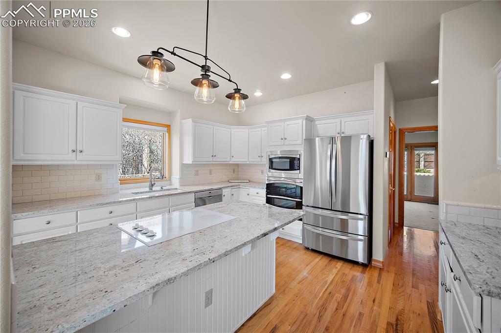 Image 23 of 44: Kitchen