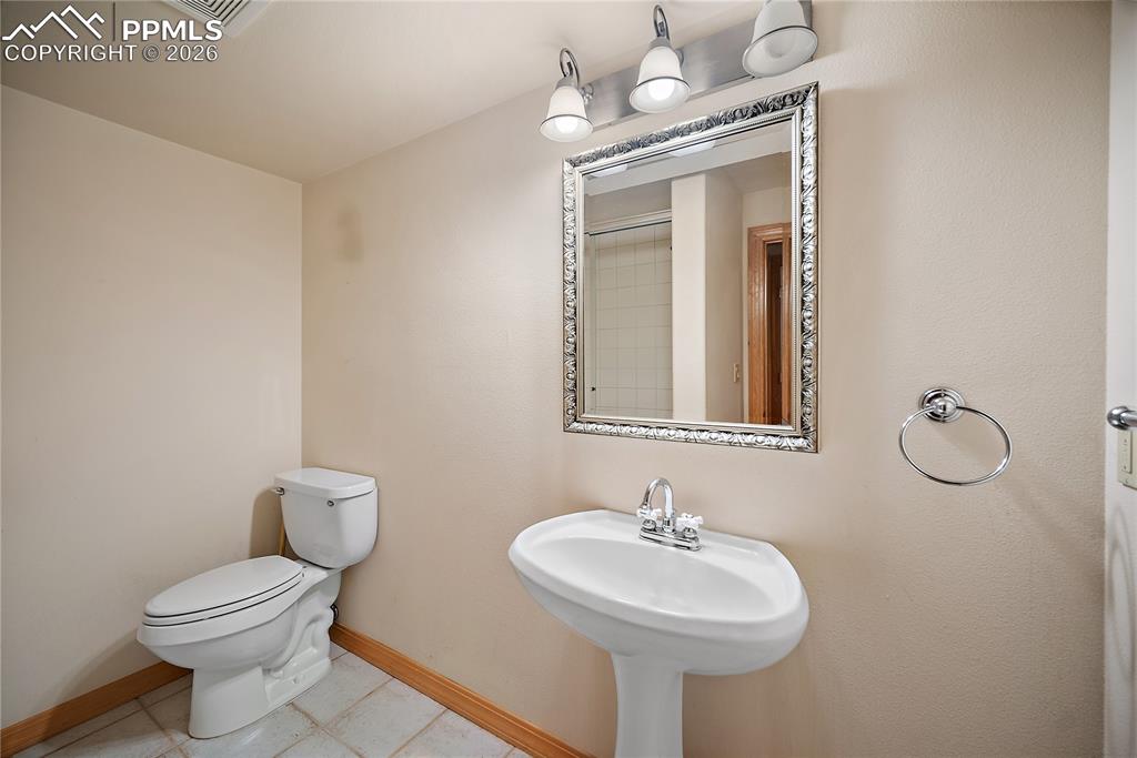 Image 36 of 44: Bathroom