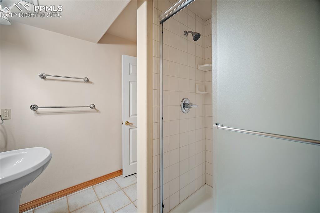 Image 37 of 44: Bathroom