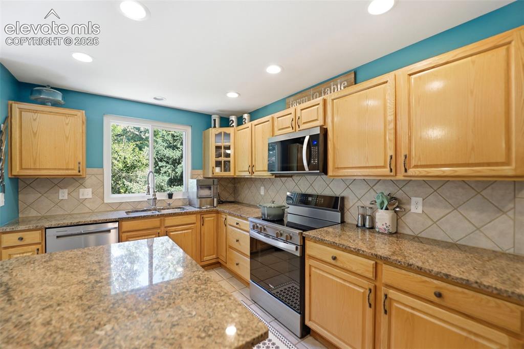 Image 10 of 50: Kitchen