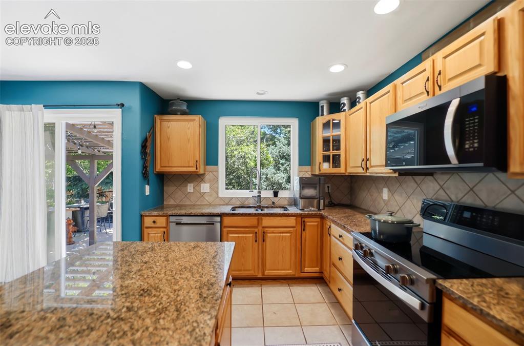 Image 12 of 50: Kitchen