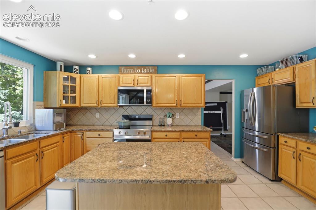Image 13 of 50: Kitchen