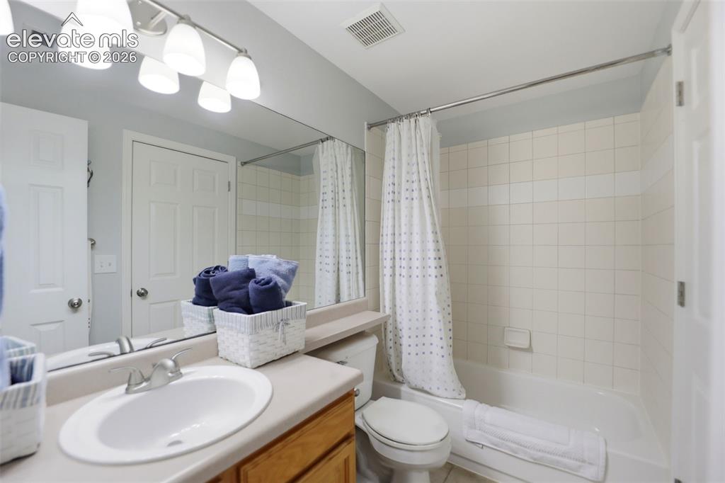 Image 40 of 50: Bathroom