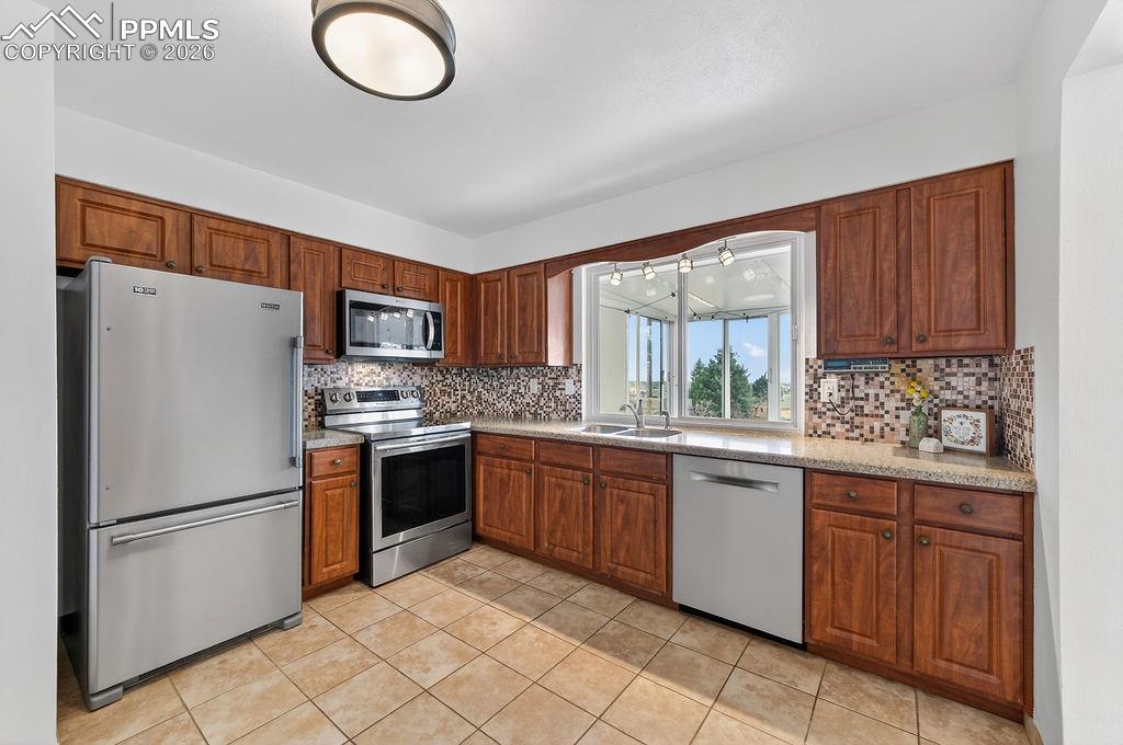 Image 15 of 50: Kitchen