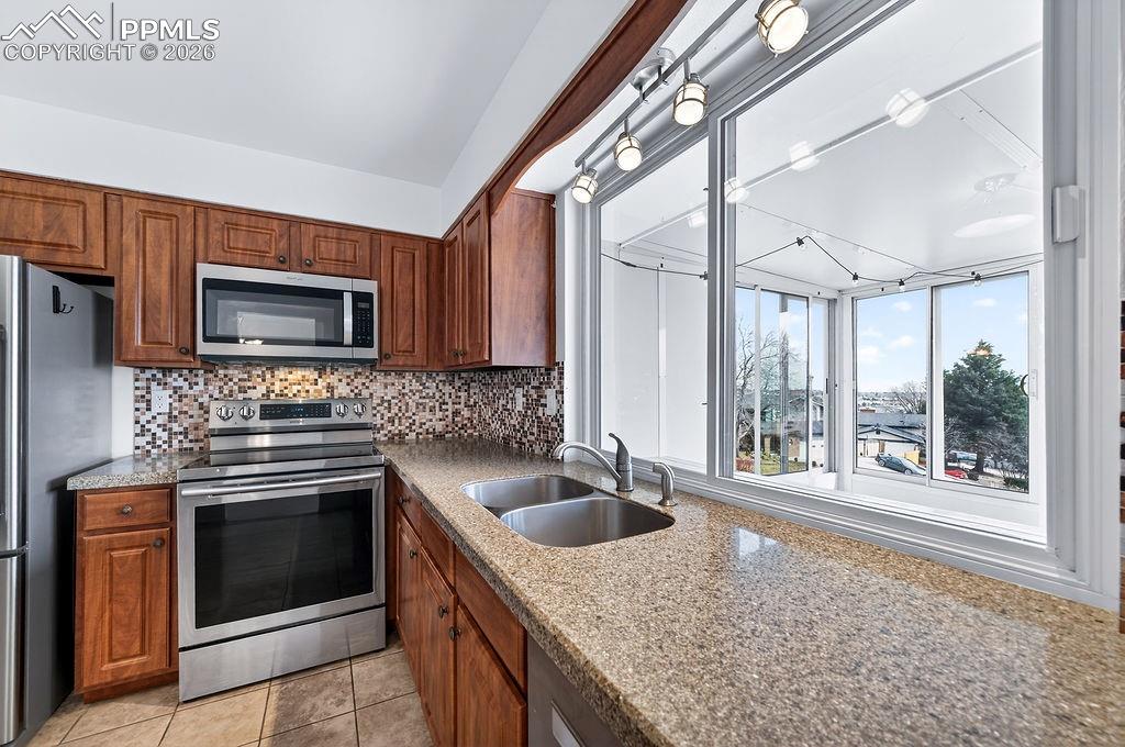 Image 16 of 50: Kitchen