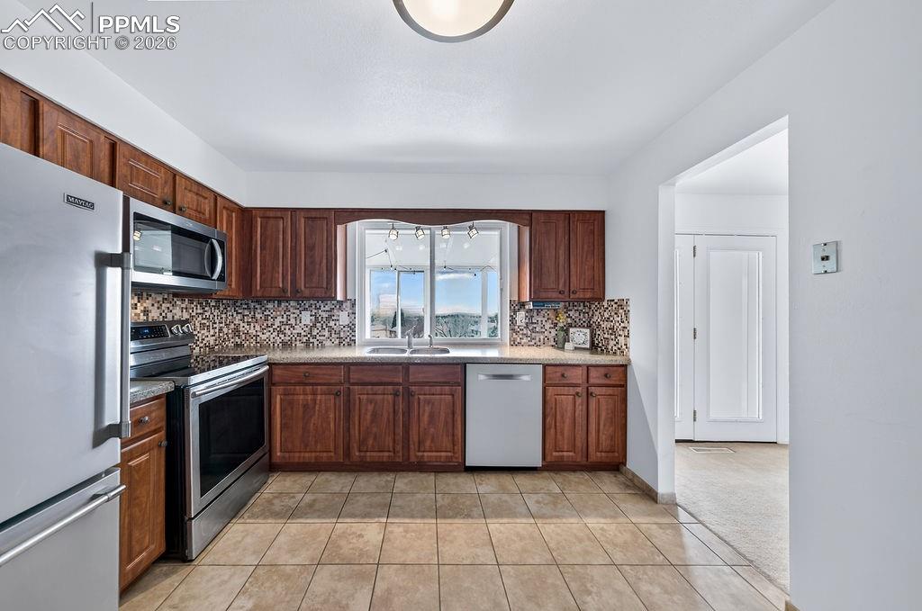 Image 17 of 50: Kitchen