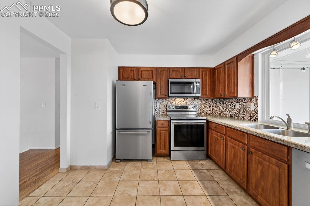 Image 18 of 50: Kitchen