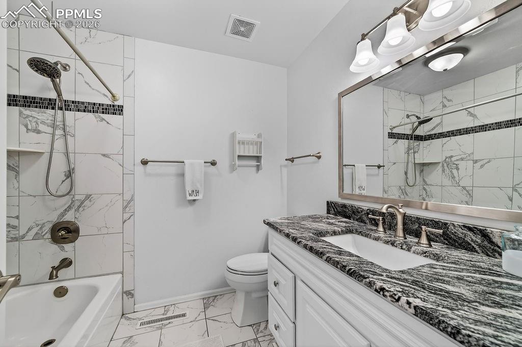 Image 24 of 50: Bathroom