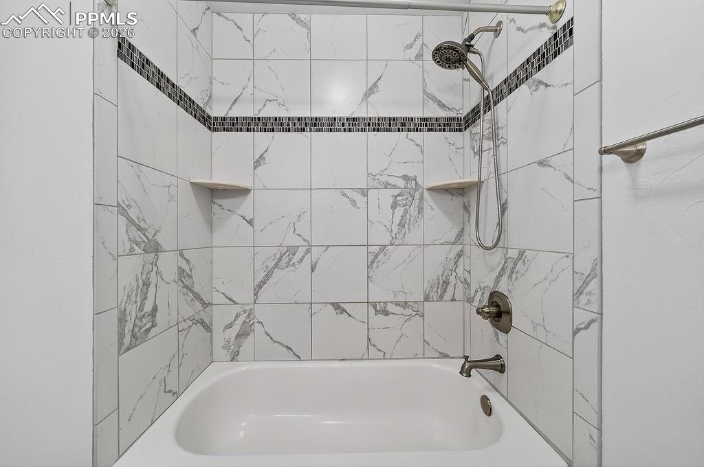 Image 25 of 50: Bathroom