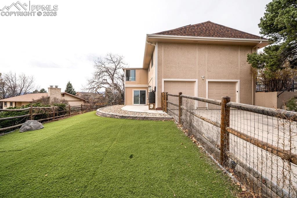 Image 4 of 50: Side of Structure