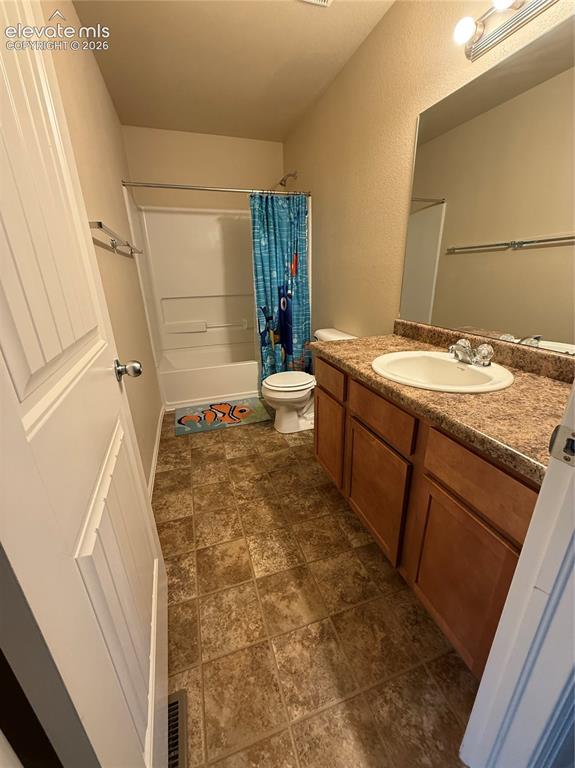 Image 16 of 34: Bathroom