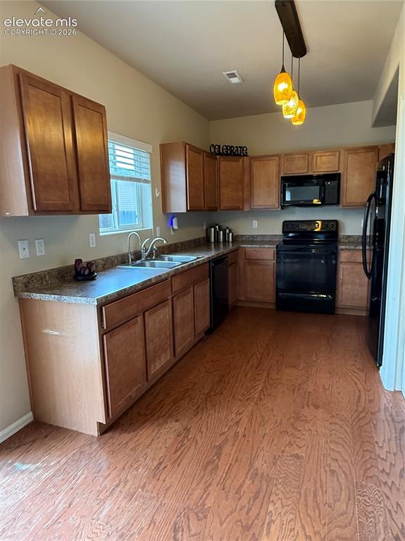 Image 31 of 34: Kitchen